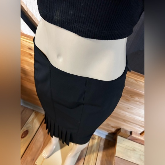 Beautifull black skirt with front ruffle accent size 8 women’s skirt - Picture 2 of 8